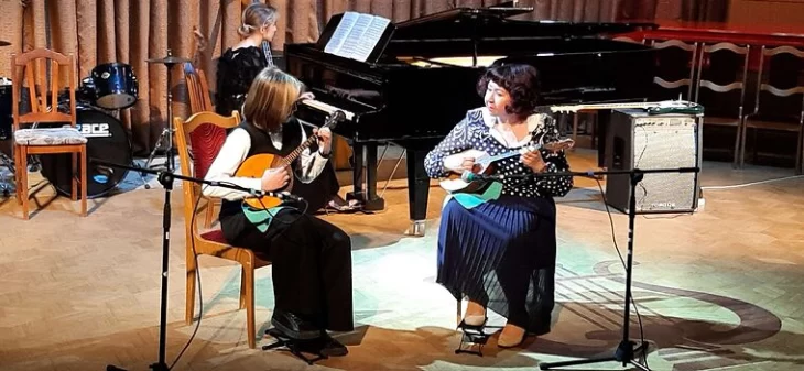 Фрагменты концерта "Струнно-народное отделение представляет" Фрагменты концерта "Струнно-народное отделение представляет"