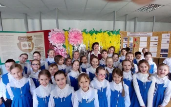 Концертная программа хоровых коллективов нашей школы к празднику Международного женского дня