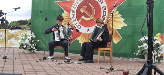 Музыкальный подарок ко Дню Победы, подготовленный учащимися нашей школы! 7